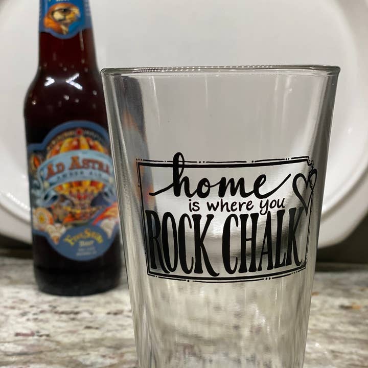 Verre à pinte Kansas « Home is Where You Rock Chalk » pour la vente par Something Beautiful