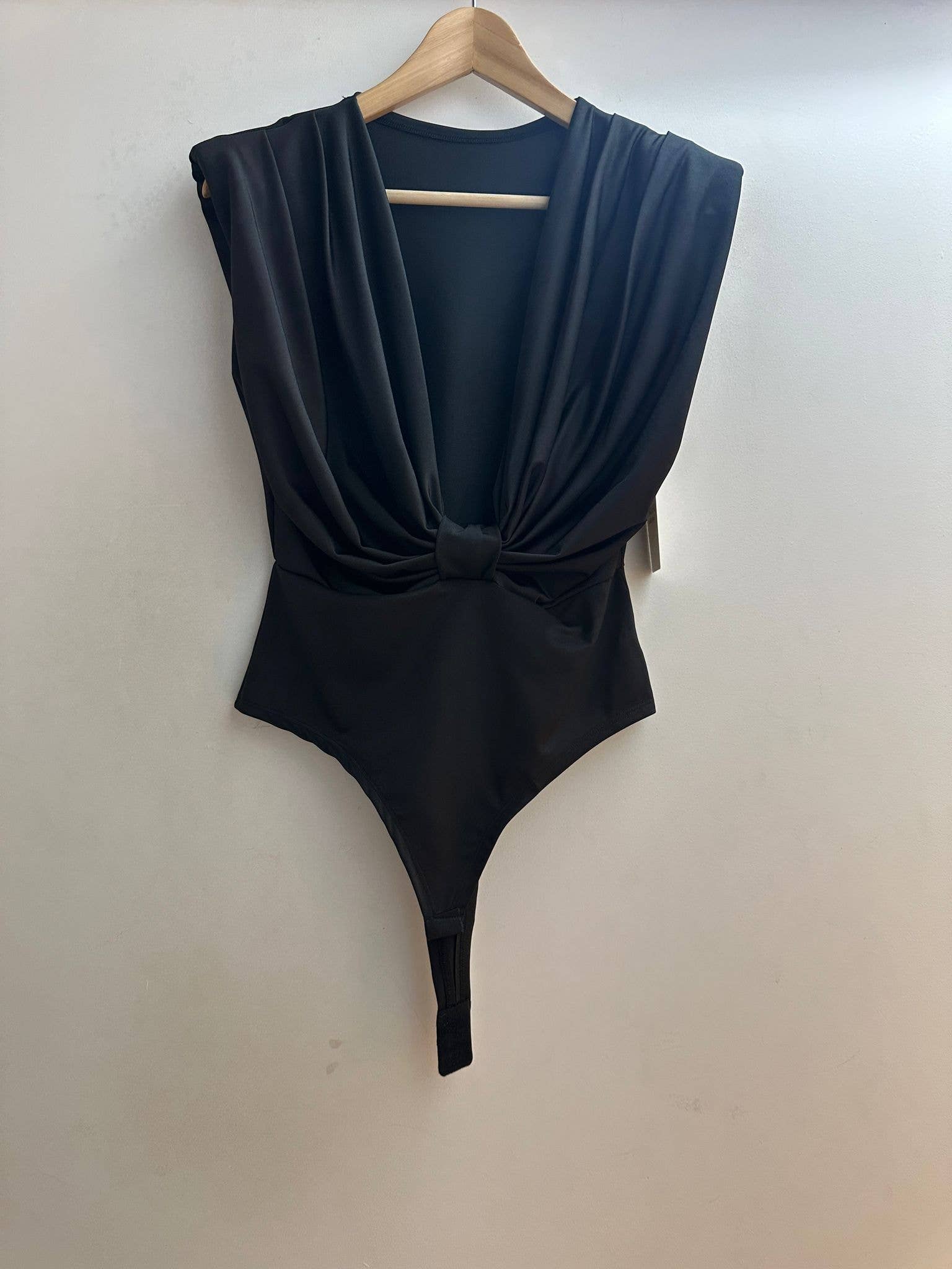 LORIANE – Großhandel Body – Damen – Uni-Body ohne Ärmel mit V-Ausschnitt, Einheitsgröße8