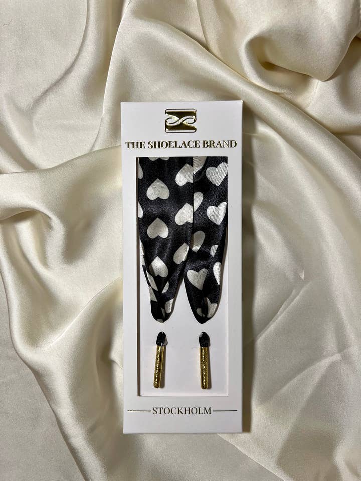 Sciarpa Cuore Nero – Lacci in Raso Larghi con Cuori per la vendita all'ingrosso da parte di The Shoelace Brand