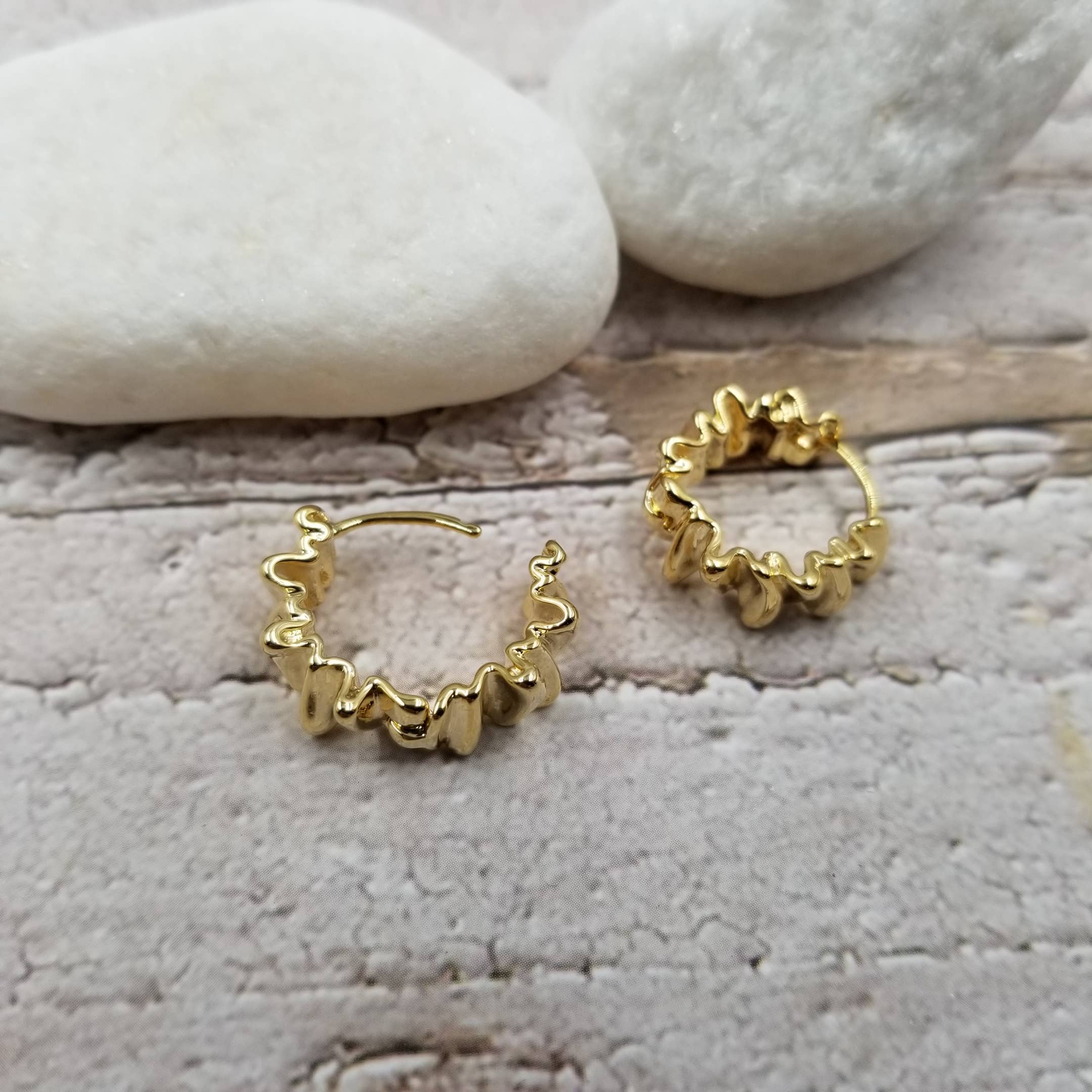 Treasure Wholesale – Engroshandel Hoops – Guld bølget plisseret øreringe1