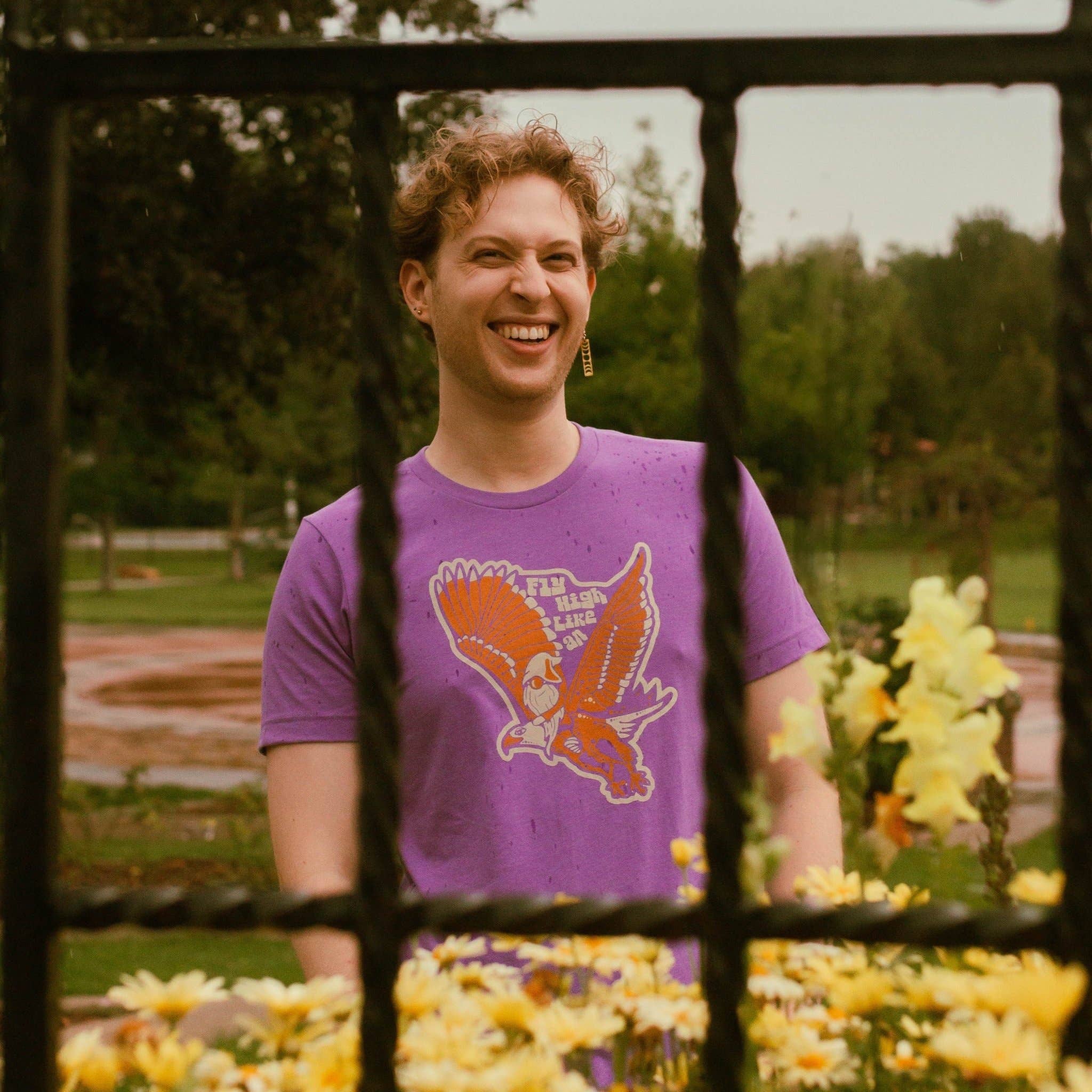 Menottees – Großhandel T-Shirt mit Siebdruck – Unisex – Fly High (Wie ein Adlerzwerg) | Tee3