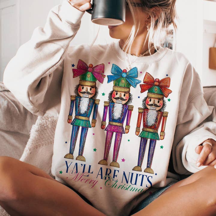 NVC Ecommerce LLC - Vente T-shirt à imprimés – femme - T-shirt Glitter Nutcracker Friends, pull de Noël rose2