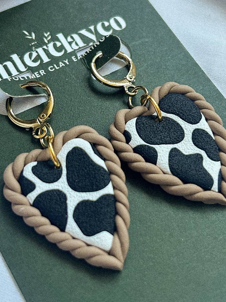Kuhmuster Herz Huggies für den Großhandel von hunterclayco | Polymer Clay Earrings