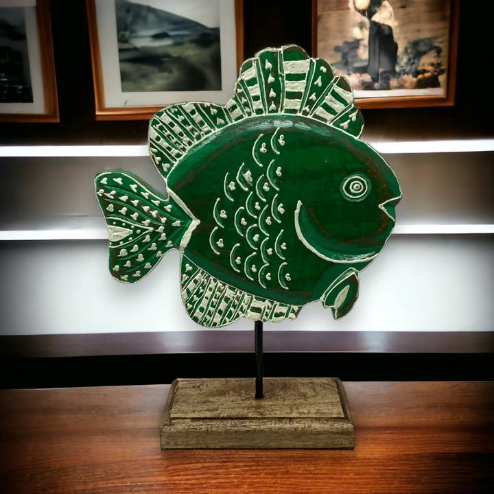 Poisson en bois sculpté au wasabi sur tige en métal avec base pour la vente par Wilco Home