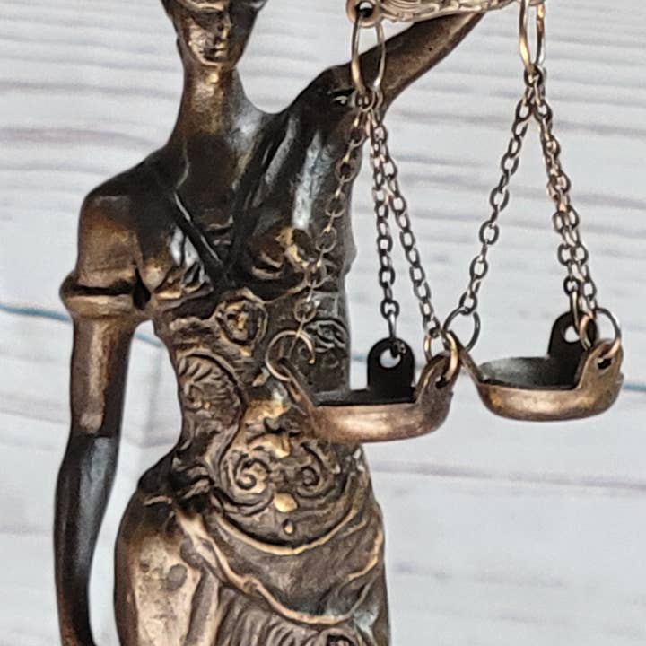Bronzhaus - Wholesale Beeldje/beeldhouwwerk - Echt bronzen beeld Marmeren Lady Blind Justice Scales Law Sculpture Marmeren figuur6