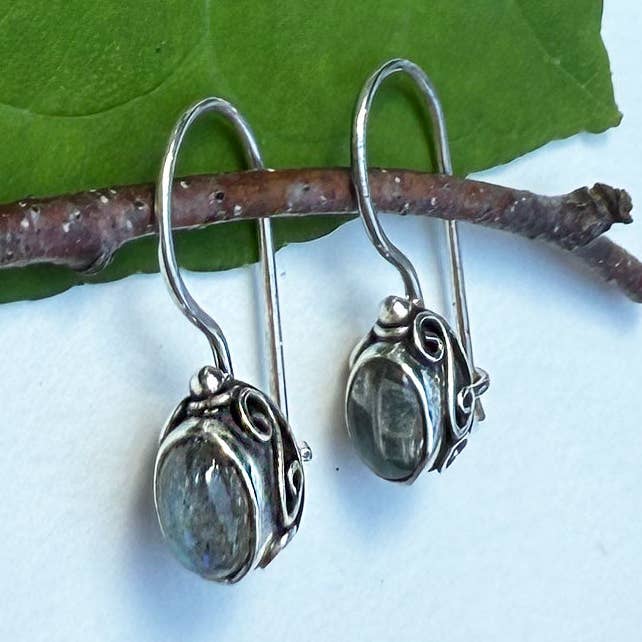 Boucles d'oreilles filigrane en labradorite - Argent sterling, Indonésie pour la vente par Women's Peace Collection