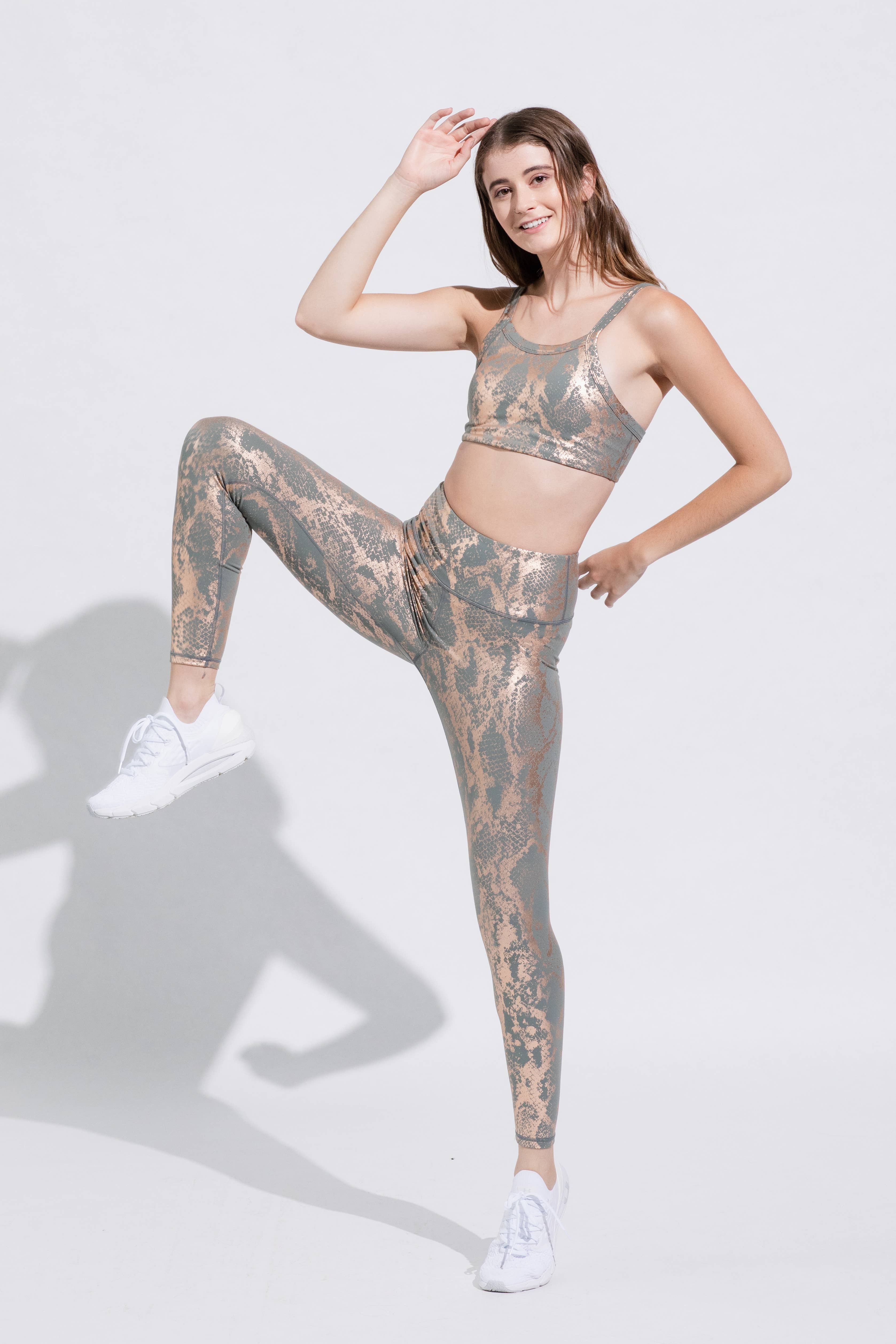 Aspparel – wholesale Sport-/loungeleggings – Dam – Salvia grön hög upphov yoga byxor med guld ormskinn tryck4