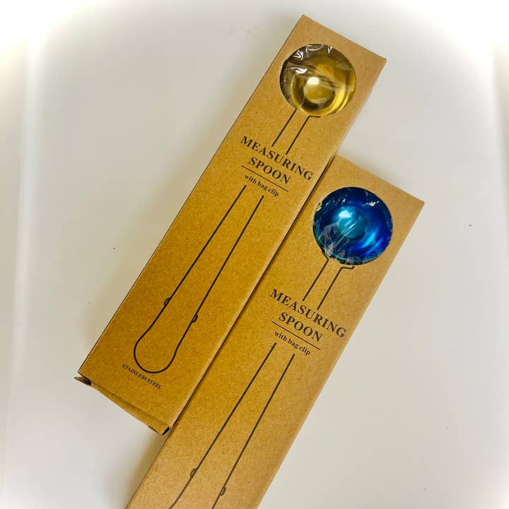 Guld kaffemåleske med klemmehåndtag i æske for engroshandel hos FlowerTeas