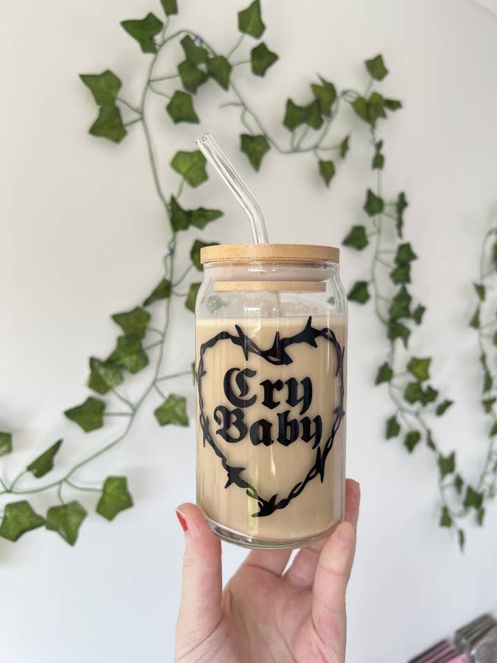 Canette en verre Cry Baby | Esthétique Emo Punk Goth Y2K avec fil barbelé pour la vente par Melting Hearts Co