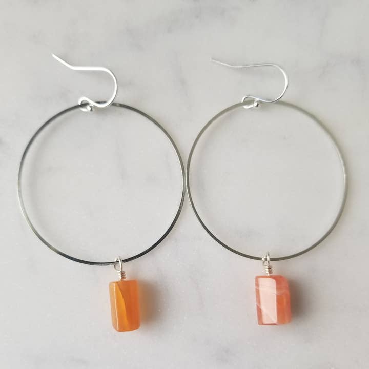 Créoles en agate orange pour la vente par Elle Brands LLC