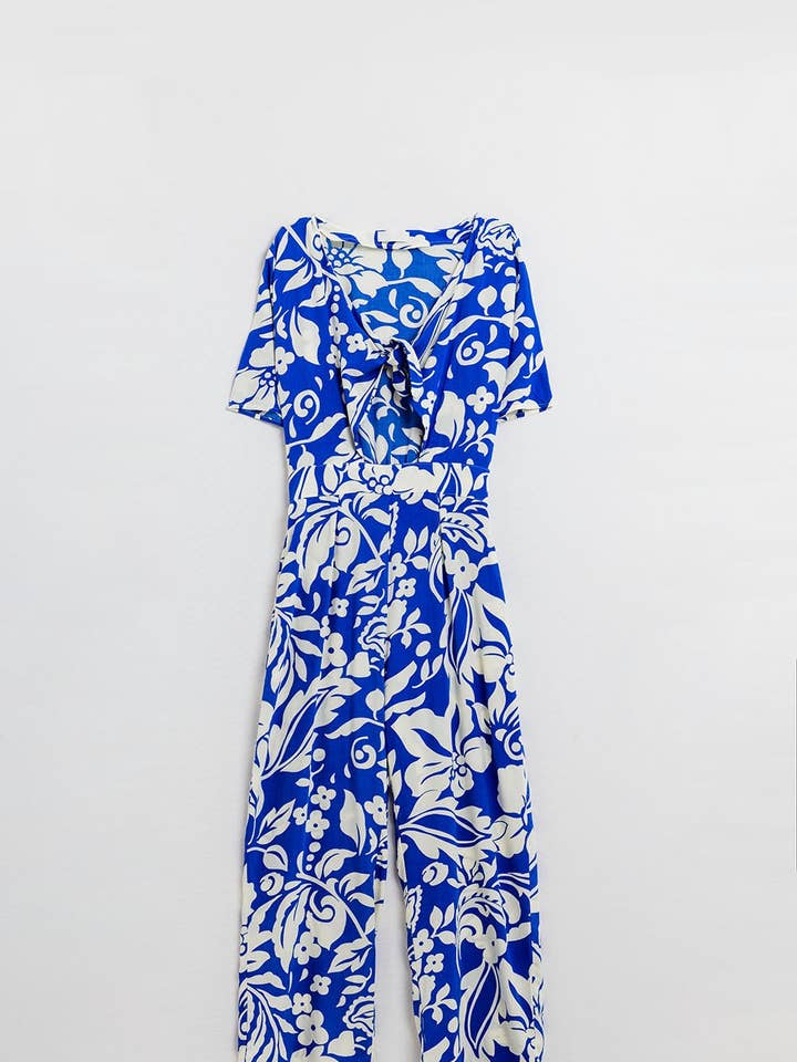 Blå Blå jumpsuit med kort ärm, knytbar nyckelhåls-urringning och blommönster för wholesale på Faire5