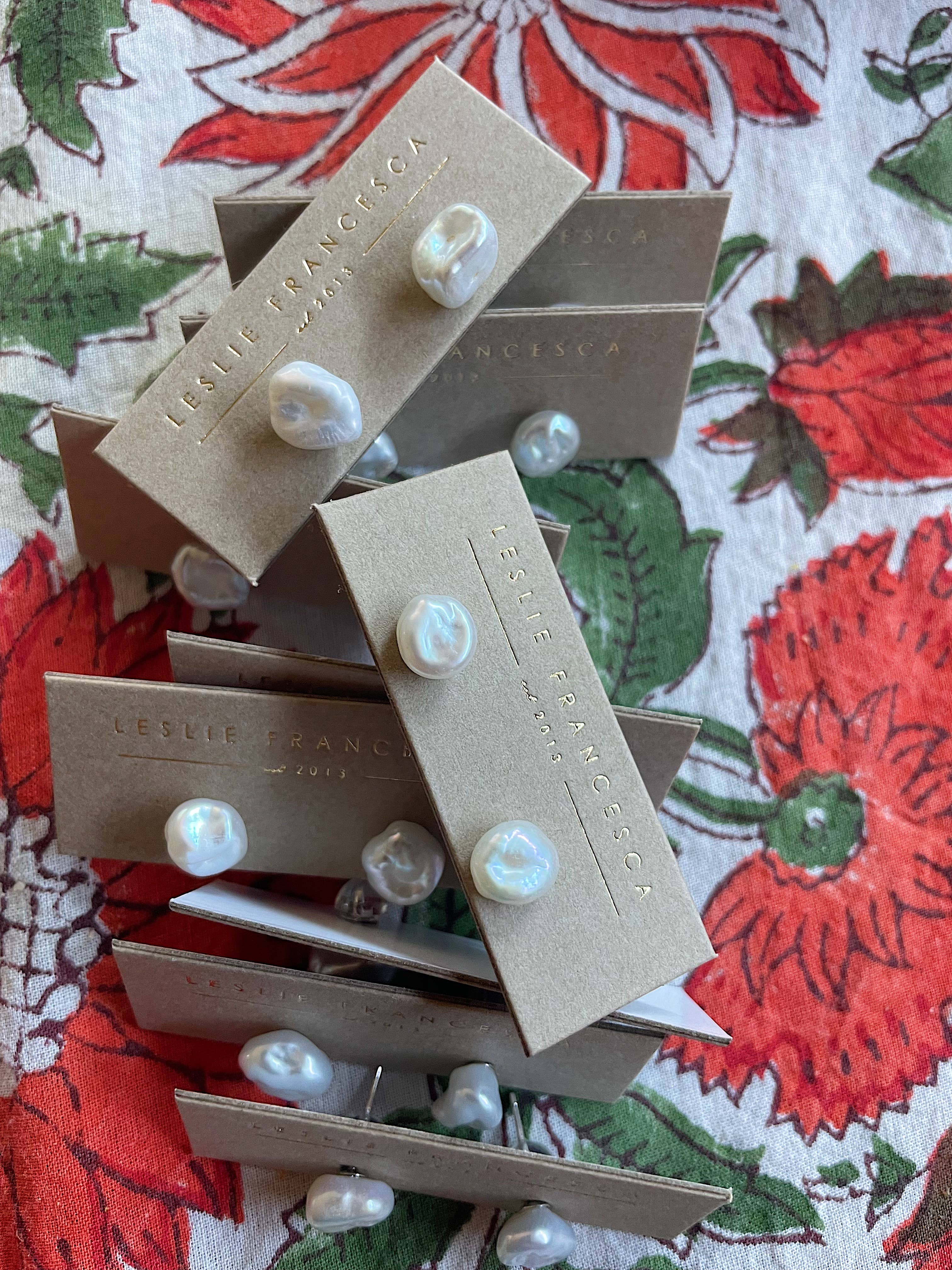 Leslie Francesca Designs – Großhandel Ohrstecker – Perlen-Nieten0