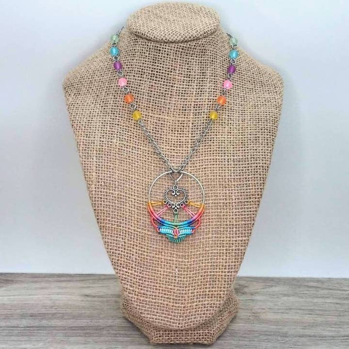 Collier en macramé Blue Face Rainbow Skull pour la vente par Hang Loose Creations