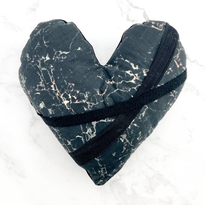 Coussin cœur en marbre noir pour la vente par Sumie Tachibana