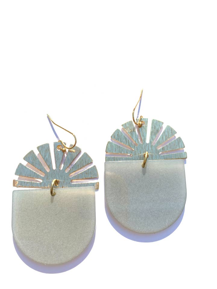 Grandes boucles d'oreilles en acrylique avec boucles d'oreilles demi-soleil brossées pour la vente par Plum and Senna Designs