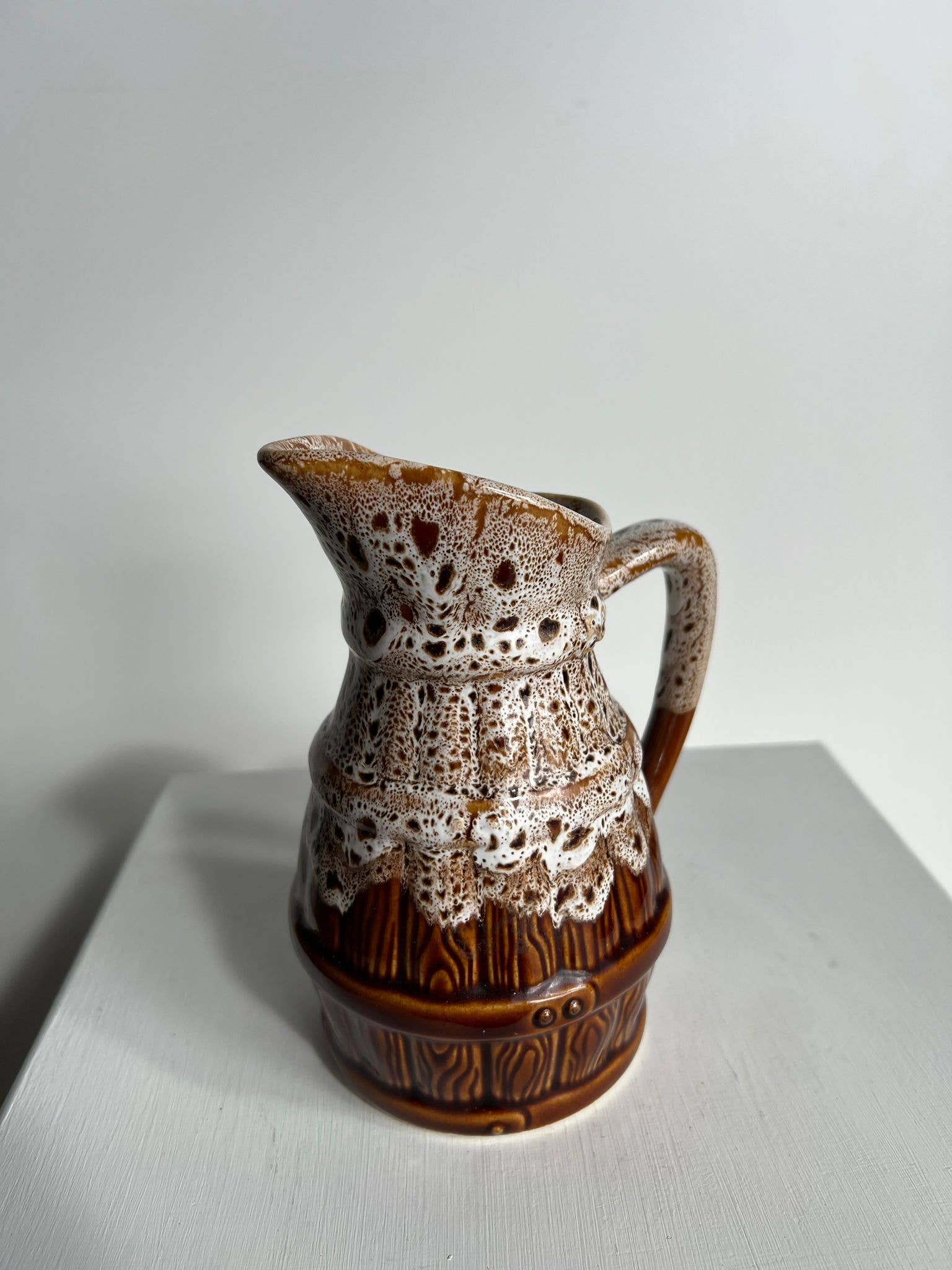 Office Objets – Objeto de mesa decorativo por atacado – Pequena jarra decorativa cerâmica vidrada com motivo de barril de cerveja15