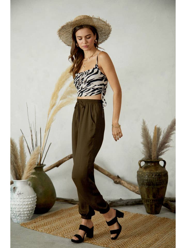 Olive scuro KP5253 Pantaloni sciolti elasticizzati con vita elastica frontale in raso in vendita all'ingrosso su Faire1