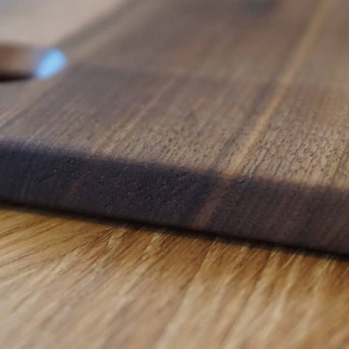 Melbourne Maker - Venta al por mayor Bandeja de servir - Tabla de nogal English Live Edge - Artículo y bandeja para servir