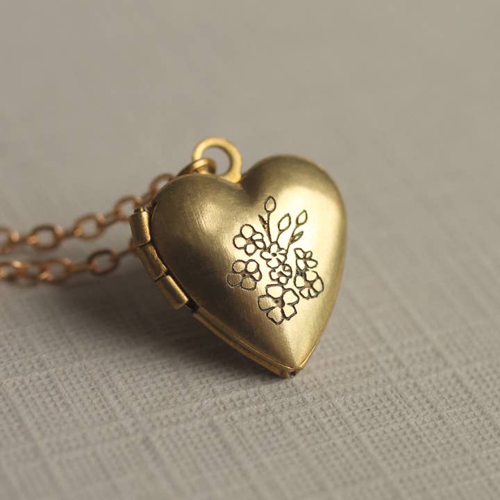 Lille hjerte medaljon halskæde for engroshandel hos Silk Purse, Sow's Ear