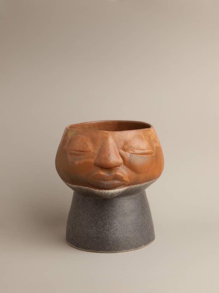 Naruna keramikvase med kvindeface for engroshandel hos Namira Cerâmica