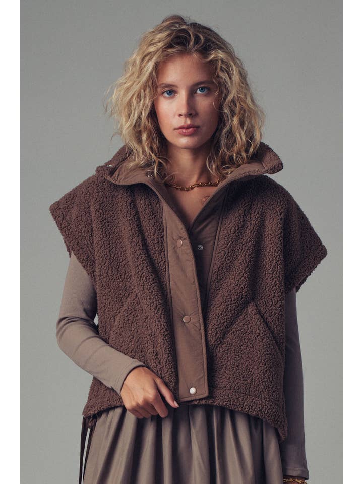 Urban Daizy - Wholesale Outerwear Vest - Women's - Quilted Collar Boxy Sherpa Vest9