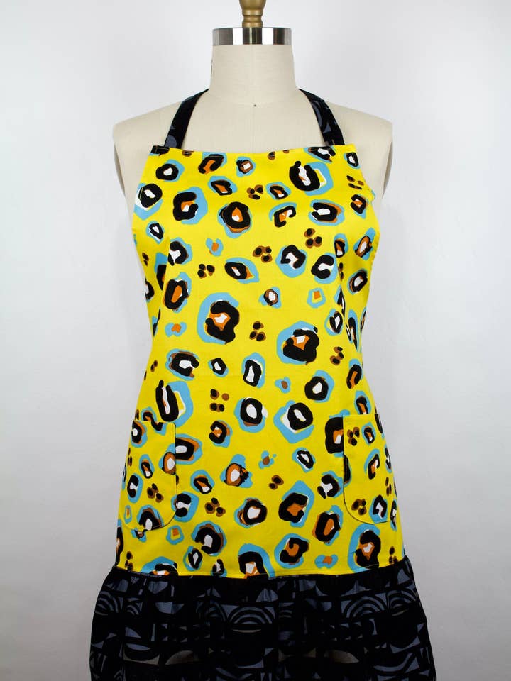 Tablier à volants Cheetah Spots pour la vente par The Blue Peony