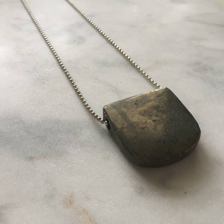 Collier Action Intelligente - Pyrite pour la vente par Samata Stones