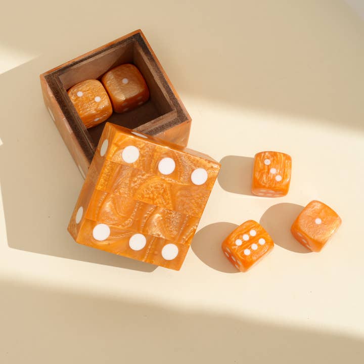 Boîte à dés de luxe en résine – cube décoratif avec dés pour la vente par Expo Bazaar