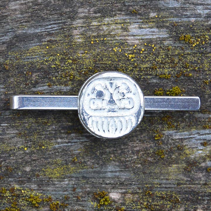 Daruma Tenn Slips Slide Handgjuten av William Sturt för wholesale av William Sturt Fine Pewter