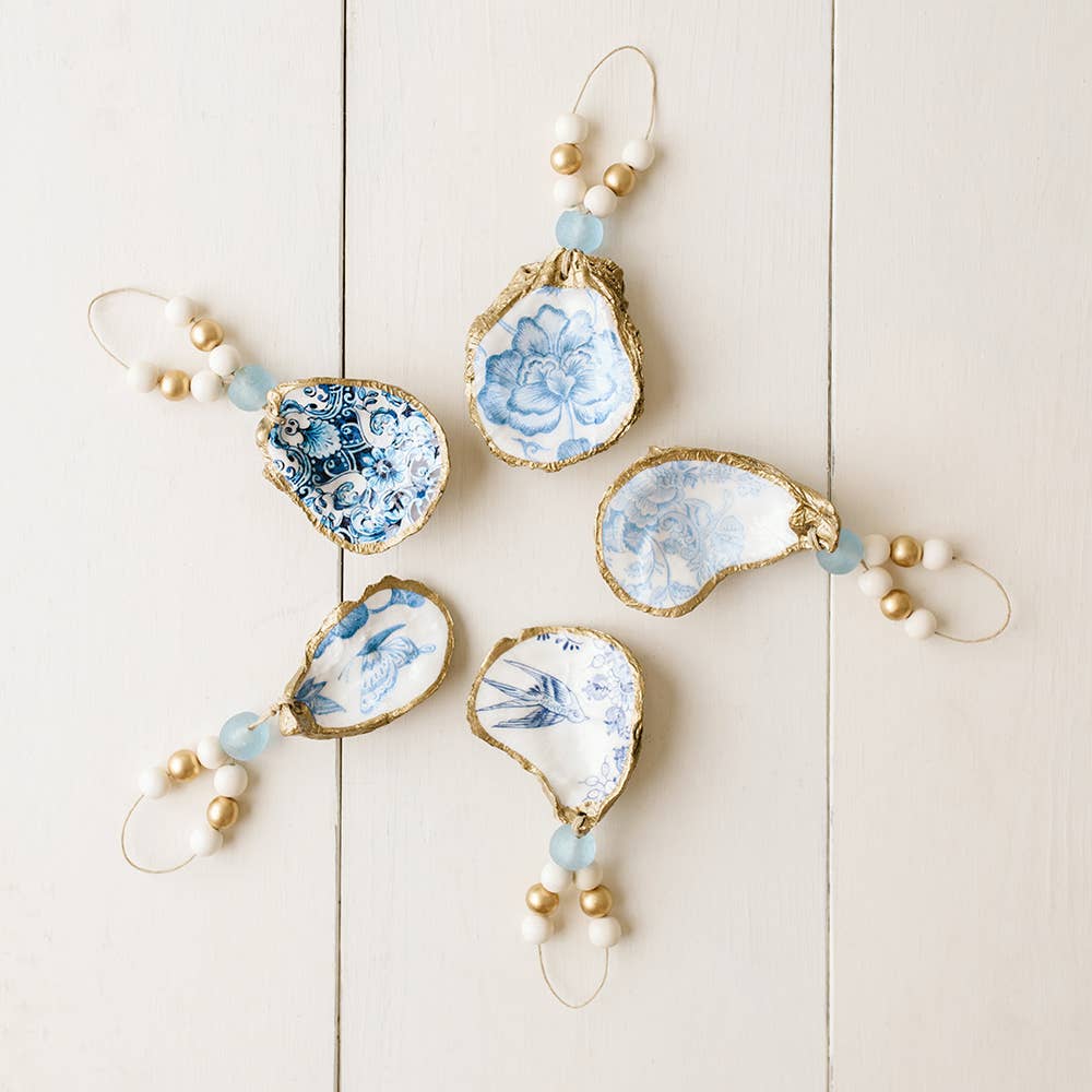 Grit and Grace Studio – Engroshandel Pynt – Dekorationsvedhæng af østersskal med decoupage: Indigo-kollektionen7