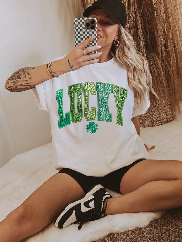 heldig glitter dtf komfortfarver t-shirt for engroshandel hos Broke Babes Wholesale