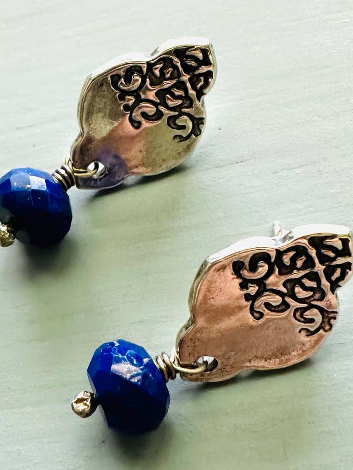 Lapis Lazuli Medaljon Dingleøreringe af Peacesofindigo for engroshandel hos Peaces of Indigo