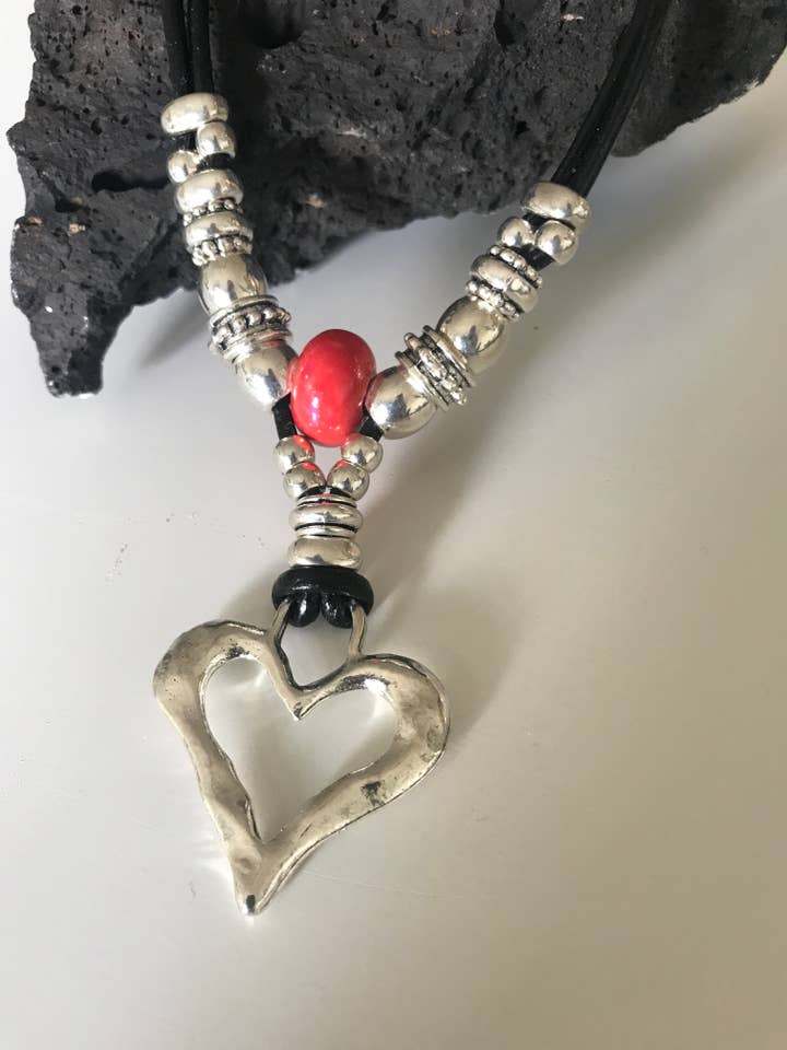 Collier en cuir avec cœur asymétrique et perle en céramique pour la vente par myDemimore