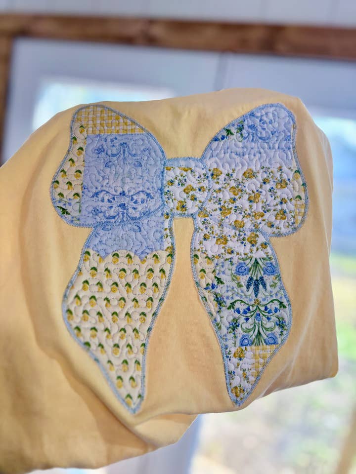 Camiseta Acolchada con Lazo Bordado para venta al por mayor de Chicken Scratch Design Co.