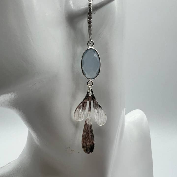 Boucles d'oreilles en pierre précieuse/Quartz bleu ovale avec feuille d'argent pour la vente par Ritzy Roxx