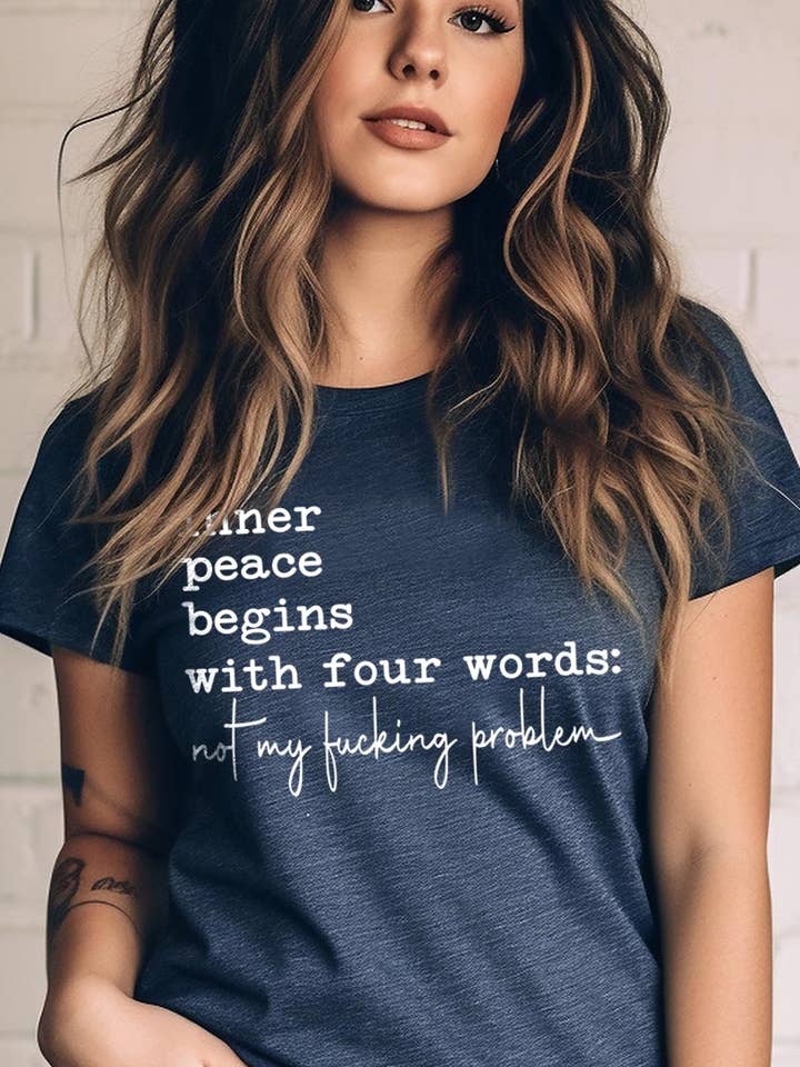 T-shirt graphique "La paix intérieure commence par quatre mots" pour la vente par COLORBEAR