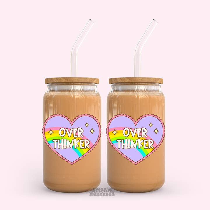 Tazza in vetro Overthinker per la vendita all'ingrosso da parte di amarieacreates