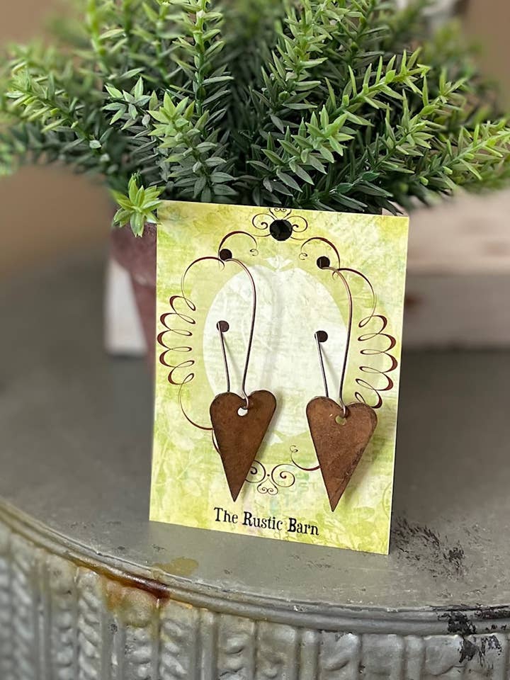 Boucles d'oreilles rustiques en étain et cœur rouillé pour la vente par The Rustic Barn
