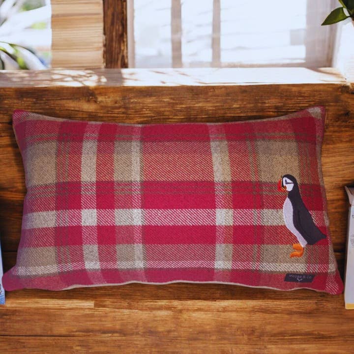 Cojín con Motivo Galés Bordado de Frailecillo + Relleno para venta al por mayor de Moose & Co