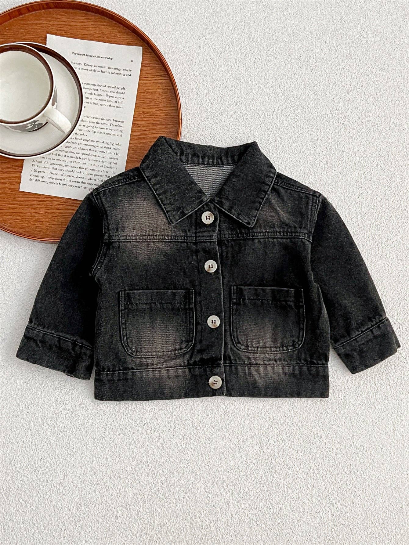 MyKids-USA® - Vente Veste en jean – enfant - Veste en jean bébé et enfant avec col revers et boutons sur le devant style délavé0