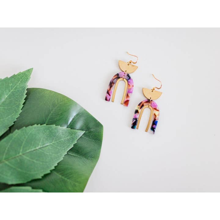 Hupomeno Designs - Venta al por mayor Pendientes colgantes - Concha de tortuga multicolor | Pendientes Arch Statement