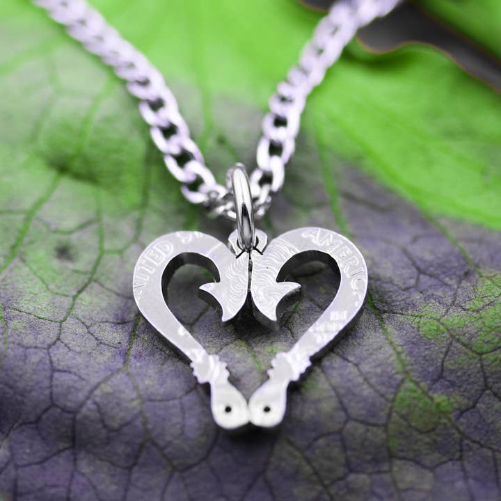 Collier Cœur Hameçon, Amour de la Pêche, Bijoux de Plein Air pour la vente par NameCoins