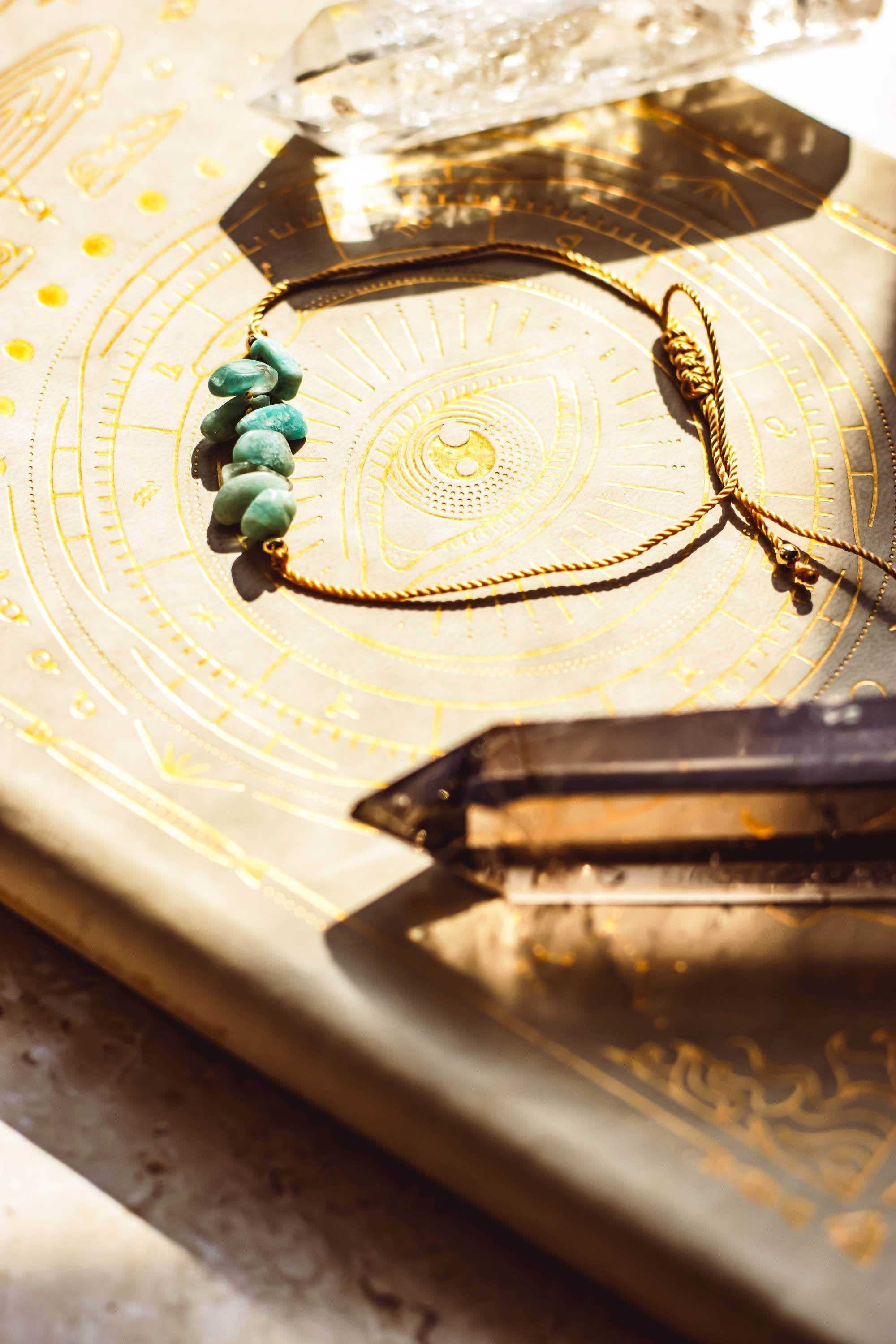 Mindful Living Co. – Großhandel Perlenarmband – Boho-Armband mit Edelsteinchips | Natürliche Kristalle9