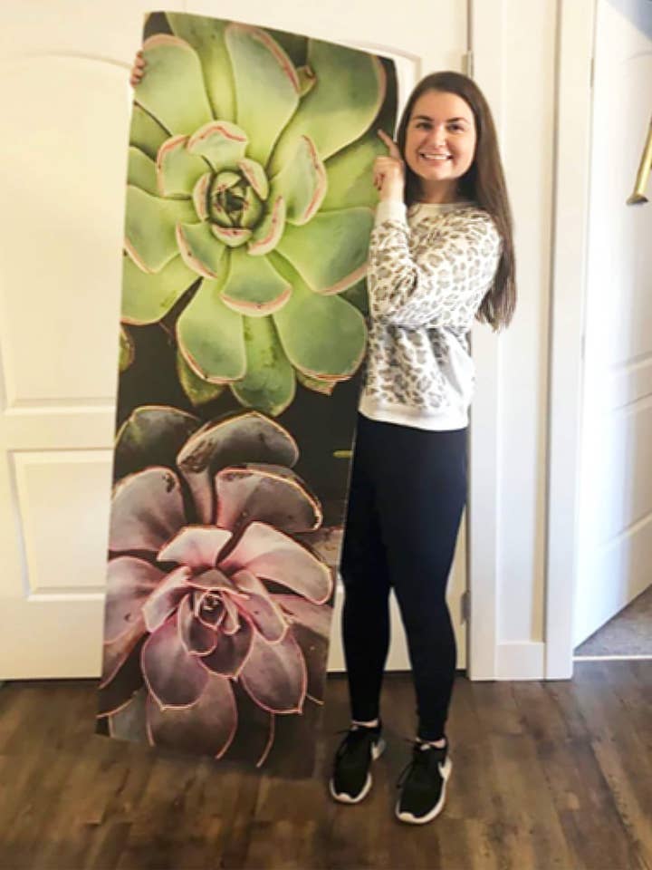 Concevez votre propre tapis de yoga imprimé personnalisé | Excellent cadeau | Personnaliser | Respectueux de l'environnement | Retraite de yoga | Haute qualité | Expédié le jour suivant - Support noir pour la vente par Yoga Photo Mats