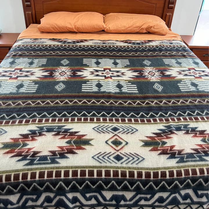 Coperta Queen design occidentale "Cammina con fermezza" per la vendita all'ingrosso da parte di Los Andes Shop