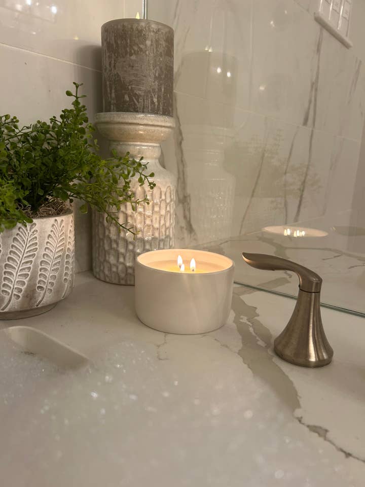 Ambiance de Luxe : Bougie en soja à 3 mèches coulée à la main avec rechargeables pour la vente par Hcubed Candles