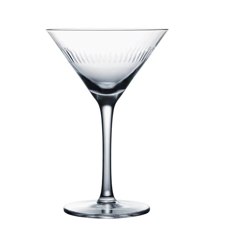 Une paire de verres à martini en cristal avec motif de lances pour la vente par The Vintage List