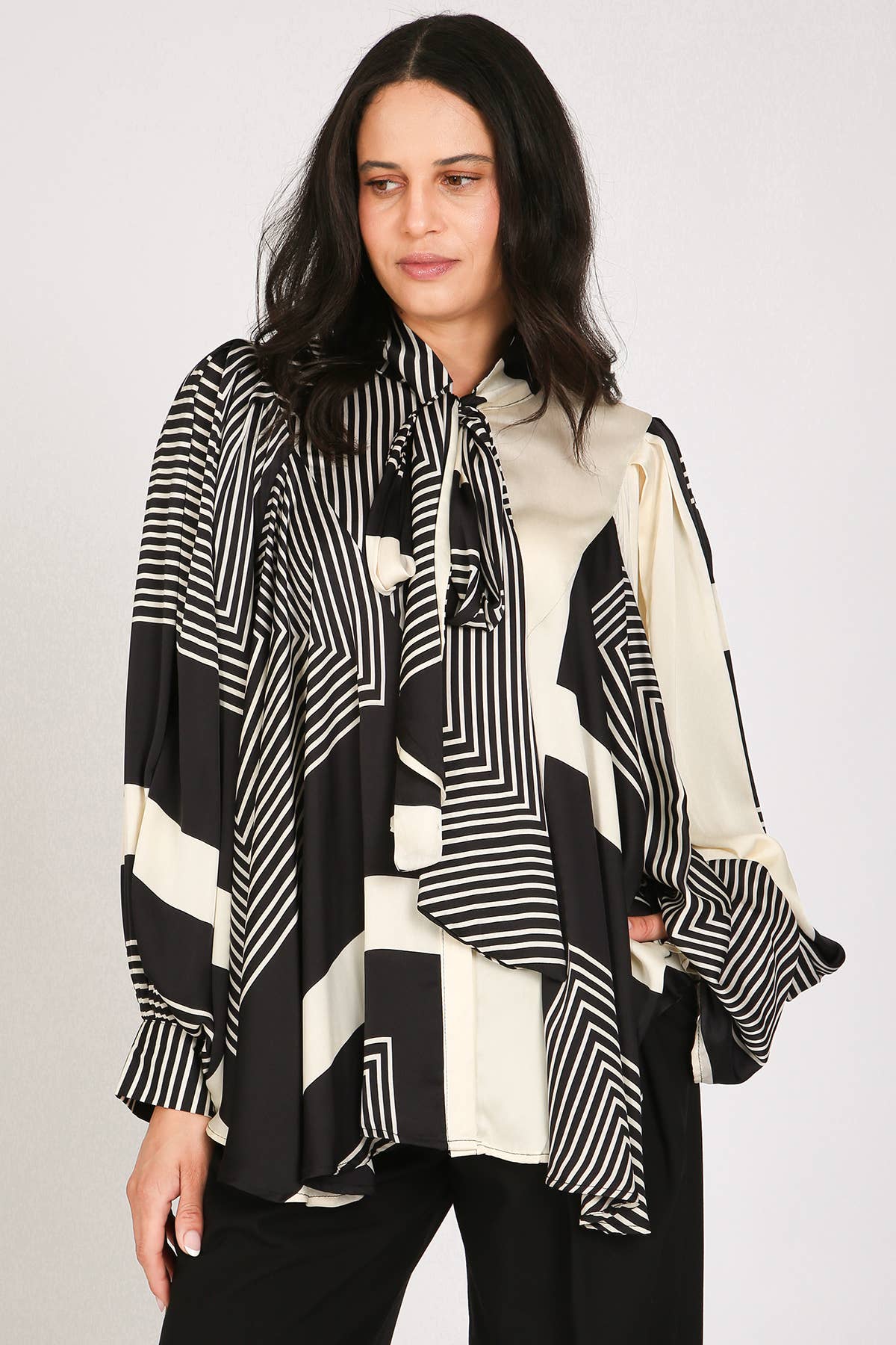 Preto Blusa de Cetim com Laço de Contraste Geométrico KC2357 para venda a revendedores na Faire2