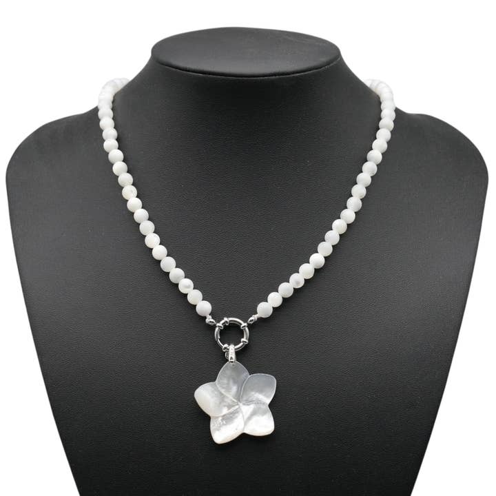 Mother-of-pearl bead necklace with steel buoy clasp and monoi flower pendant for wholesale by Foliesbijoux