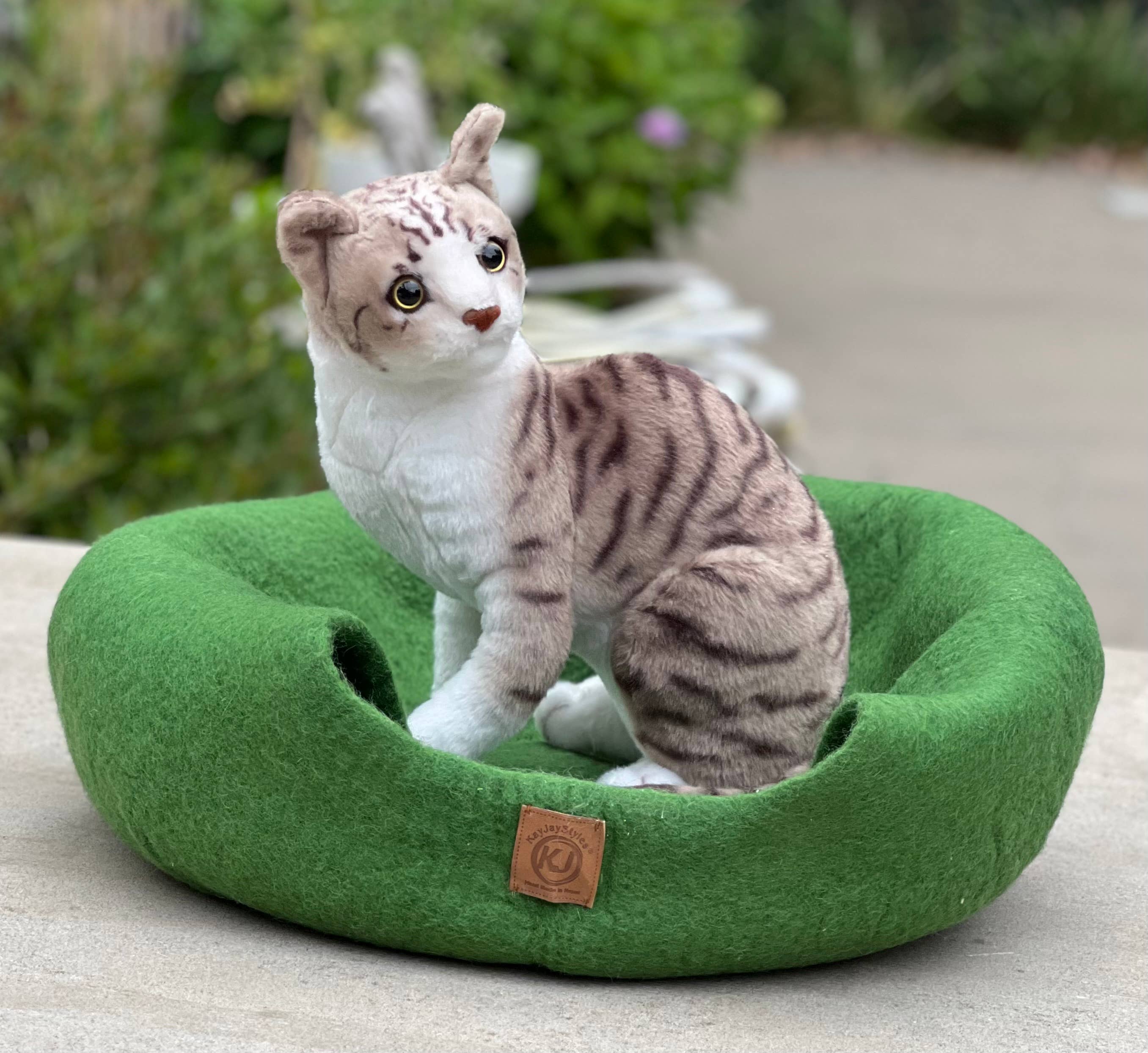Lungta Imports - Wholesale Pet Cave - Cat/Dog - Hand Made Felt Wool Cat Cave / Cat Bed / Warm Cat House (Cop21